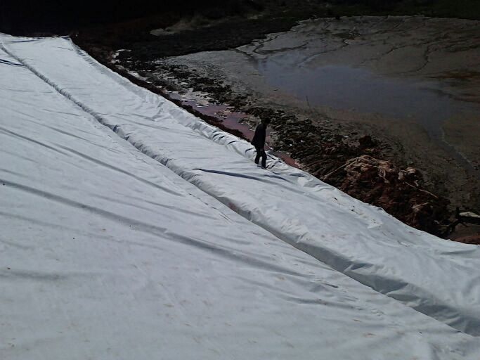 壩坡防浪護(hù)坡土工膜施工過(guò)程 土工膜價(jià)格貴嗎？