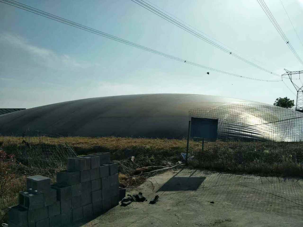 修筑完工的外圍堰鋪設土工膜表面一定要加寬嗎？